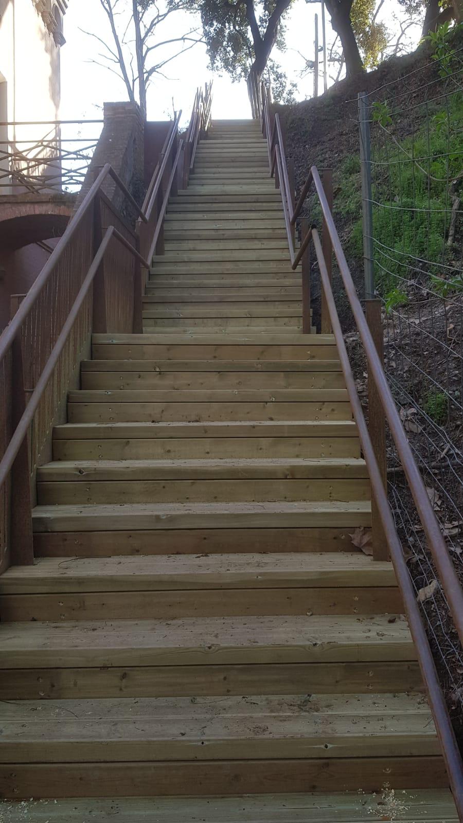Escalera exterior en Collserola